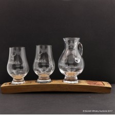 GLENFIDDICH DECORATIVE STAVE PLINTH WITH JUG   NOSING GLASSES